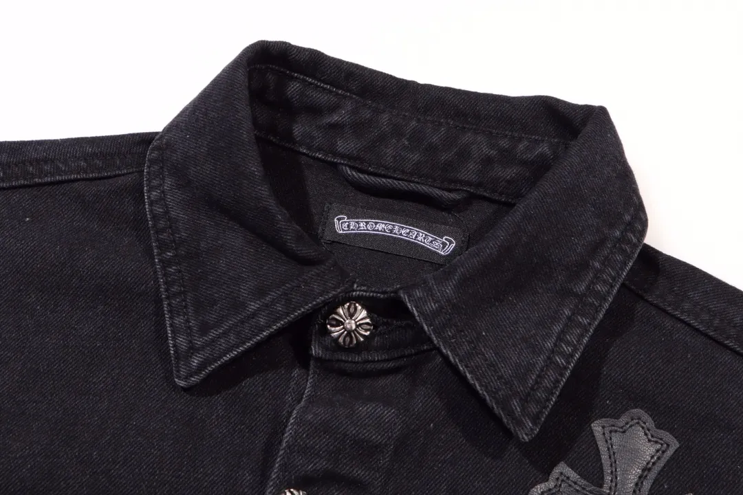 P270 model number: H349 Chrome Hearts leather cross patchwork embroidered shirt jacket! OS version can be worn by both men and women! The fabric is made of twill gauze cotton fabric! The texture is clear and smooth, not easy to wrinkle or fade! The embroidery process is complex and repetitive. There are more than 20 leather labels. It takes 6 repeated embroideries to complete the back body. ✅The requirements for the embroidery machine are very strict, and the distance is 45 cm! It won’t work if the spacing is too big, and it won’t work if it’s too small! We make clothes with care, and every detail must be restored one to one! The hardware is all carved and cast, and they are all genuine from the original factory! This piece of clothing consumes a lot of material, with more than 3 meters of material used for one piece of clothing! After the garment is made, it needs to be fixed at high temperature, washed at a water temperature of more than 70 degrees, and softened by adding softener to make the upper body softer and smoother! There is a flap on the sleeve that can be stored into short sleeves! Make it fit that understanding ⚠️ Color: Black Size: S-XL